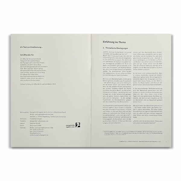 Abbildung eines aufgeschlagenen Heftes zur Kinderbibelwoche zum Thema Abendmahl "So freundlich ist Gott"